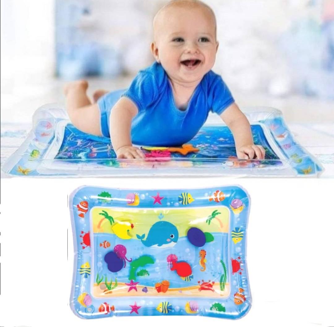 Vodena podloga za bebe sa motivom morskog sveta i šarenim igračkama u unutrašnjosti.