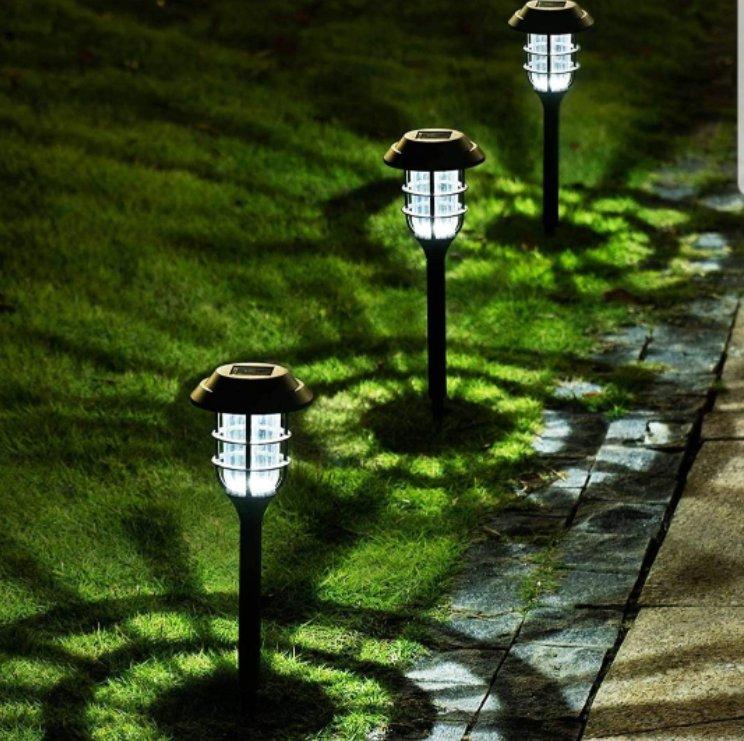 Solarna lampa namenjena osvetljavanju dvorišta.