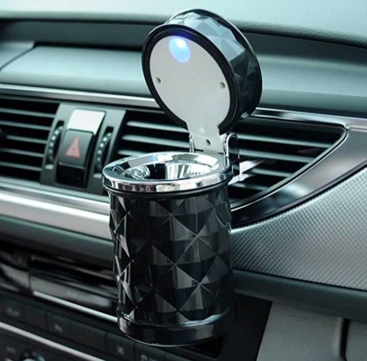 Pepeljara za auto sa plavim LED osvetljenjem.