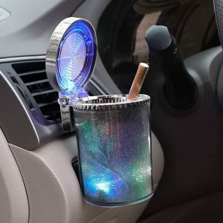 Auto pepeljara prikazana u držaču za čaše u vozilu.