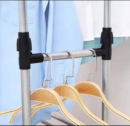 Stalak za odeću sa metalnom konstrukcijom i plastičnim delovima.