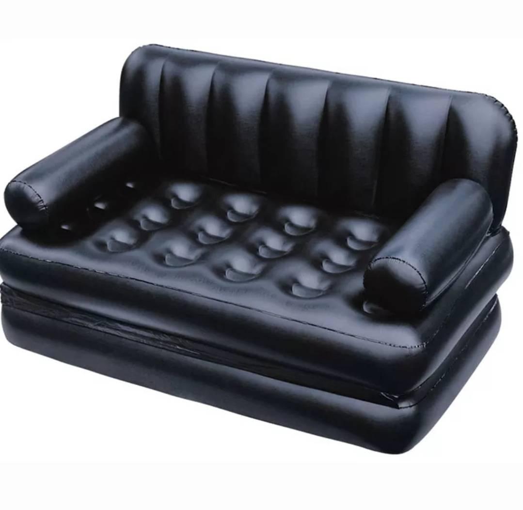 Sofa koja se preuređuje u naduvavajući ležaj.