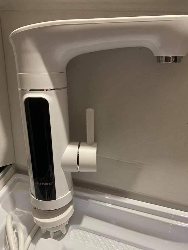 Prikazana je inox slavina opremljena displejem.