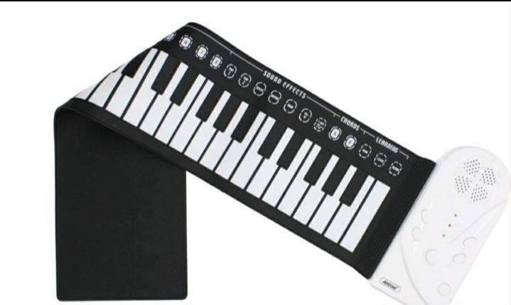 Elektronska klavijatura sa 49 dirki i režimima za učenje i snimanje.