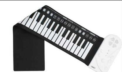 Elektronska klavijatura sa 49 dirki i režimima za učenje i snimanje.