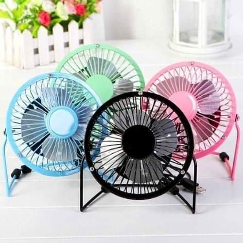 Mini ventilator prikazan kao praktičan uređaj za radni sto.