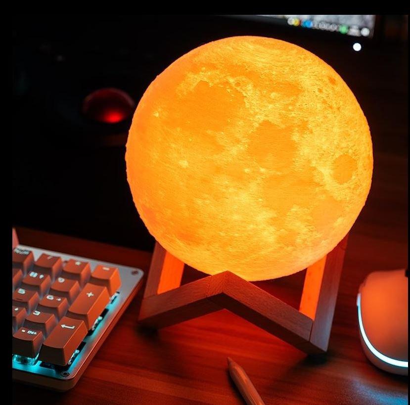 Mesečeva lampa prikazana sa postoljem koje radi na principu magneta.