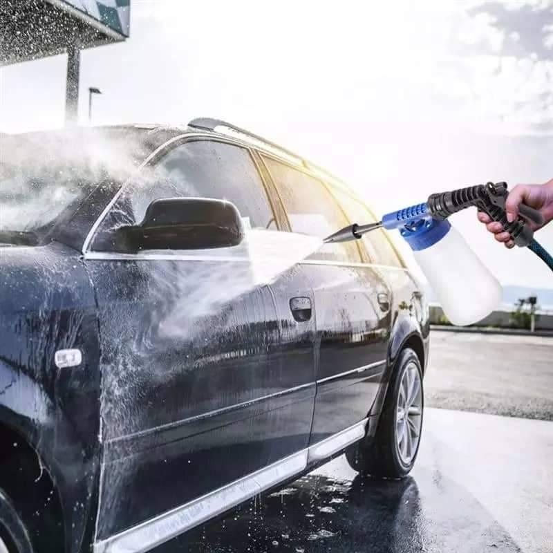 Pištolj za pranje vozila sa dozerom za sredstvo za čišćenje.