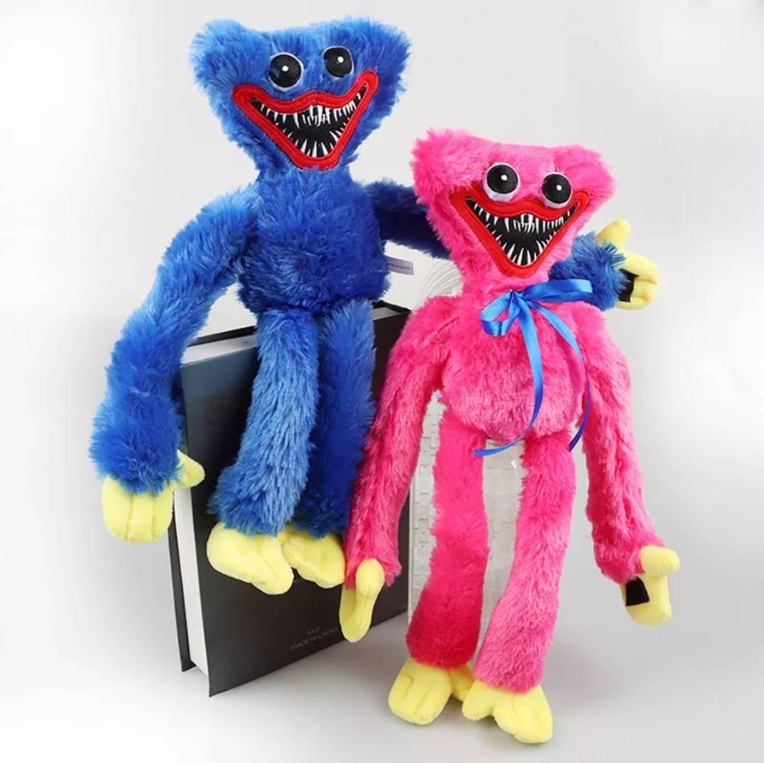 Na fotografiji je plišana igračka lika Huggy Wuggy iz Poppy Playtime.