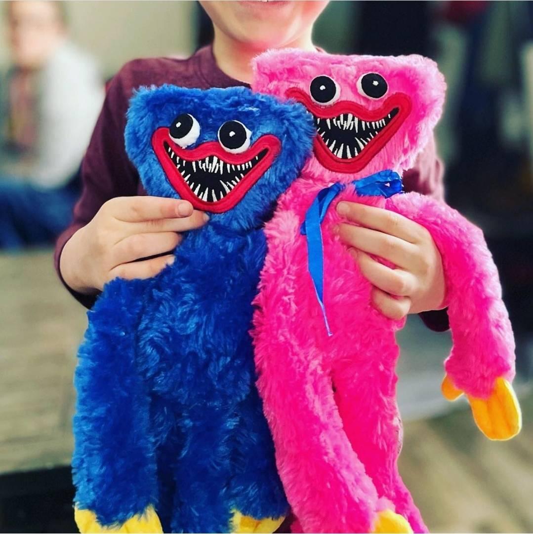 Plišani Huggy Wuggy predstavljen je kao igračka iz sveta Poppy Playtime.