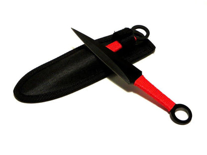 Komplet kunai noževa za bacanje prikazan uz futrolu za nošenje.