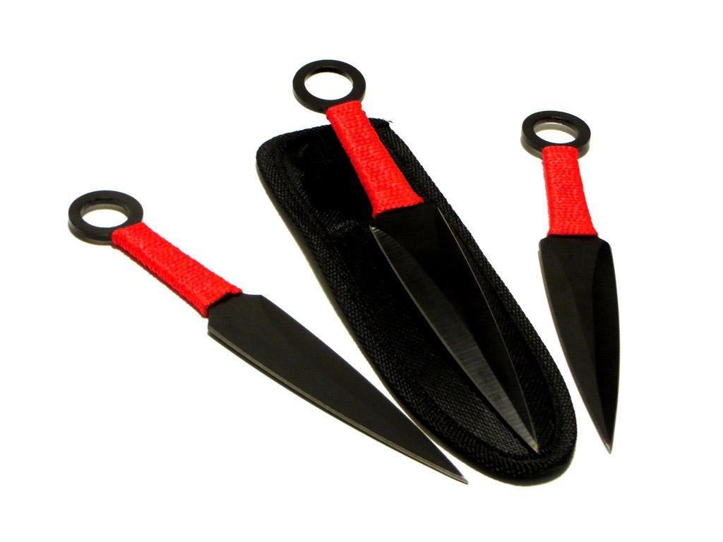 Kunai noževi i futrola prikazani kao komplet za nošenje.