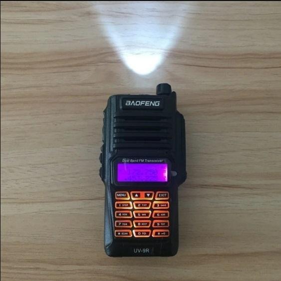 Radio-stanica UV-9R namenjena komunikaciji na terenu.