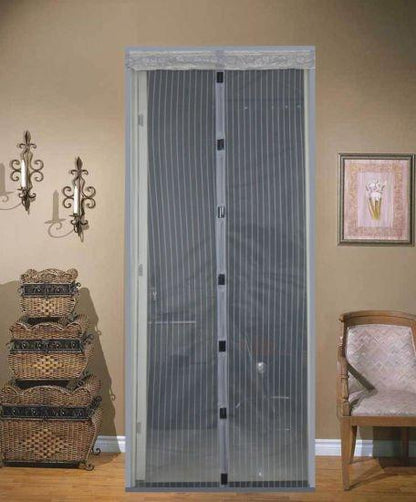 Set od dve crne magnetne zavese za vrata dimenzija 208 × 96 cm po komadu.