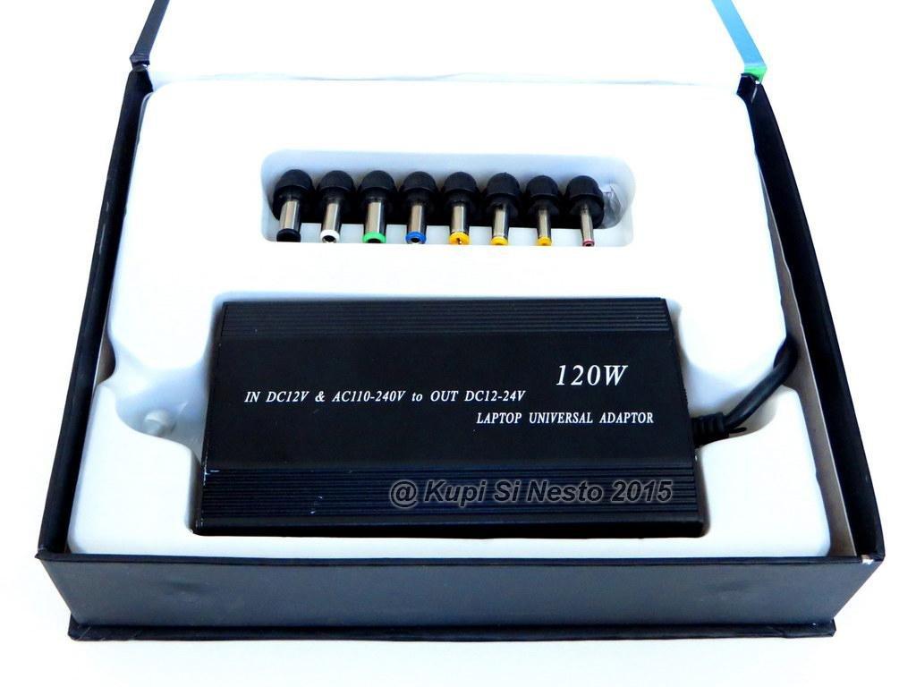 Auto punjač za laptop za priključivanje na 12 V u vozilu.