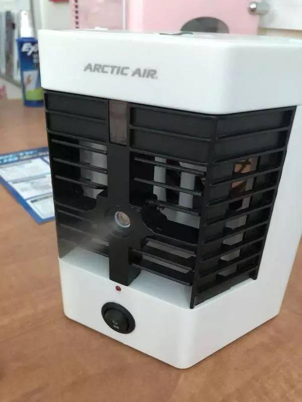 Mini klima Artic Air namenjena je za prenosivo osvežavanje prostora.