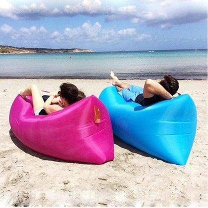 Lazy sofa na naduvavanje za odmor na otvorenom.