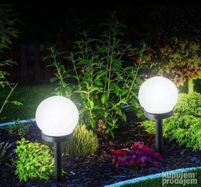 Solarna LED baštenska lampa namenjena osvetljavanju spoljašnjeg prostora.