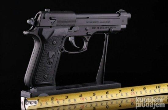 Stoni nosač prati crni upaljač pištoljskog oblika.