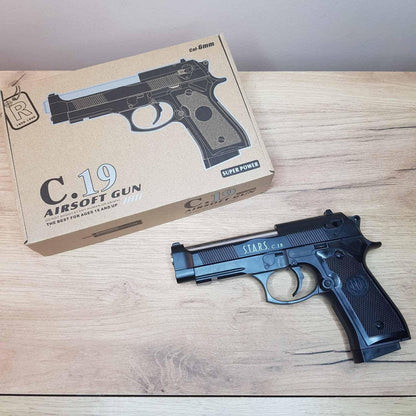 Airsoft pištolj C 8 izrađen od metala i plastike.
