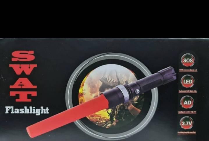 Aluminijumska LED baterijska lampa sa crvenim difuzorom.