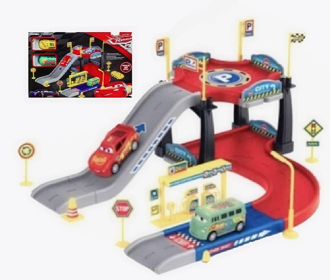 Trkačka staza iz sveta Cars 3 prikazana kao set za igru sa autićima.