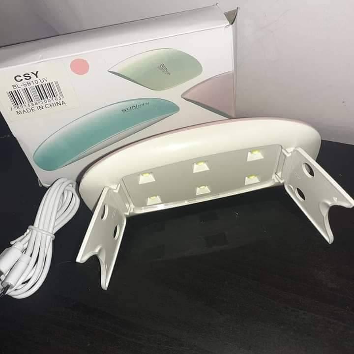 UV LED lampa za nokte prikazana kao alat za sušenje.