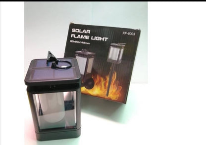 Solarna lampa u obliku fenjera za dekorativno osvetljenje.