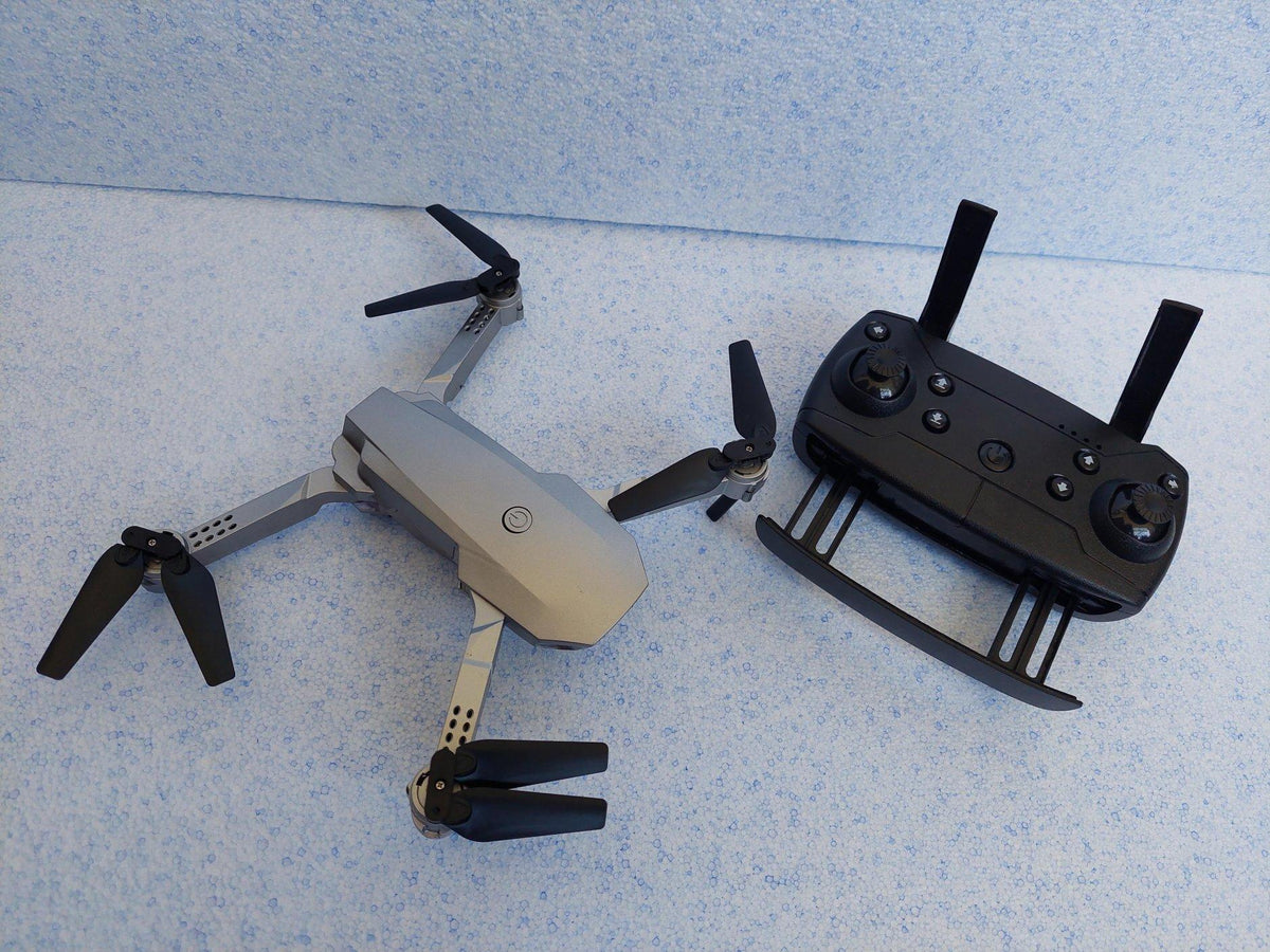 E68 je dron sa dve kamere za snimanje iz različitih perspektiva.
