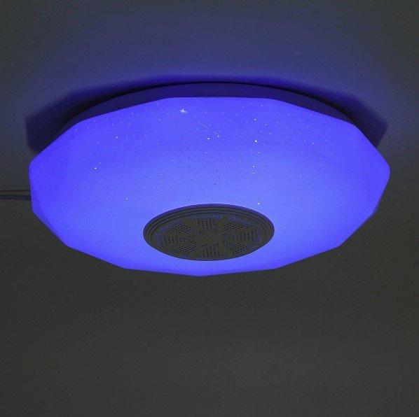 Plafonjera sa LED osvetljenjem u beloj i RGB varijanti.