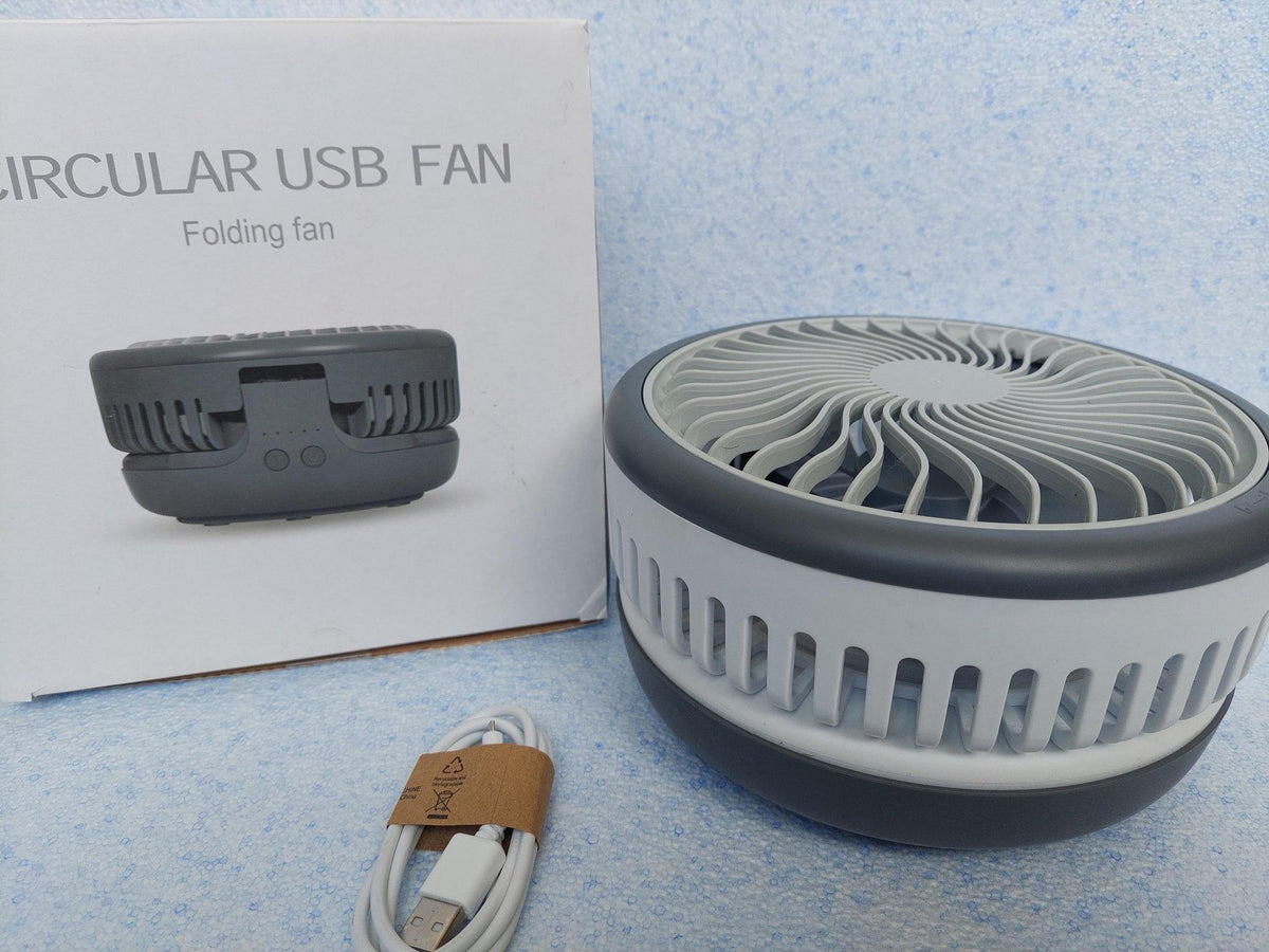 Preklopni stoni ventilator bele i sive boje sa USB napajanjem.