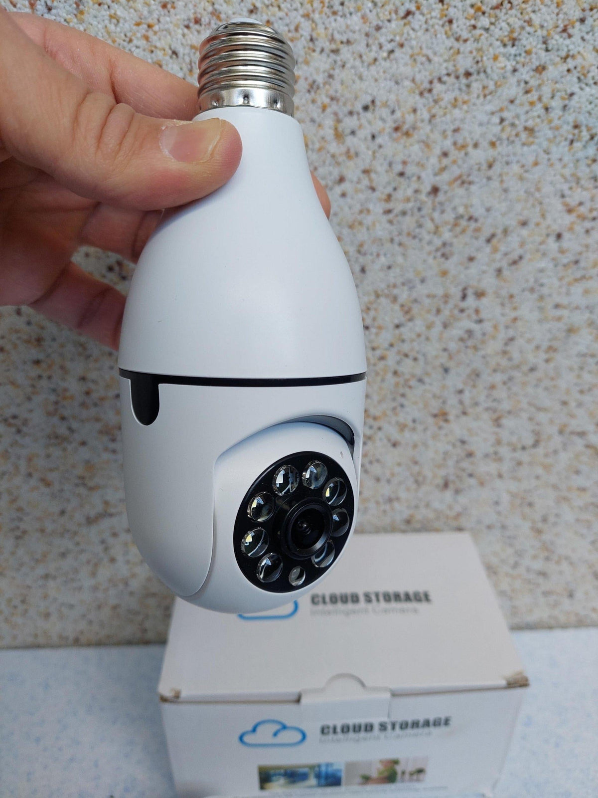 Wi-Fi kamera sijalica sa detekcijom pokreta i automatskim praćenjem.