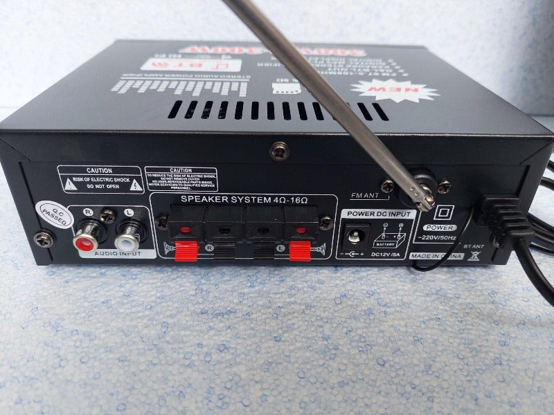 Na slici je pojačalo namenjeno napajanju od 12 V ili 220 V.