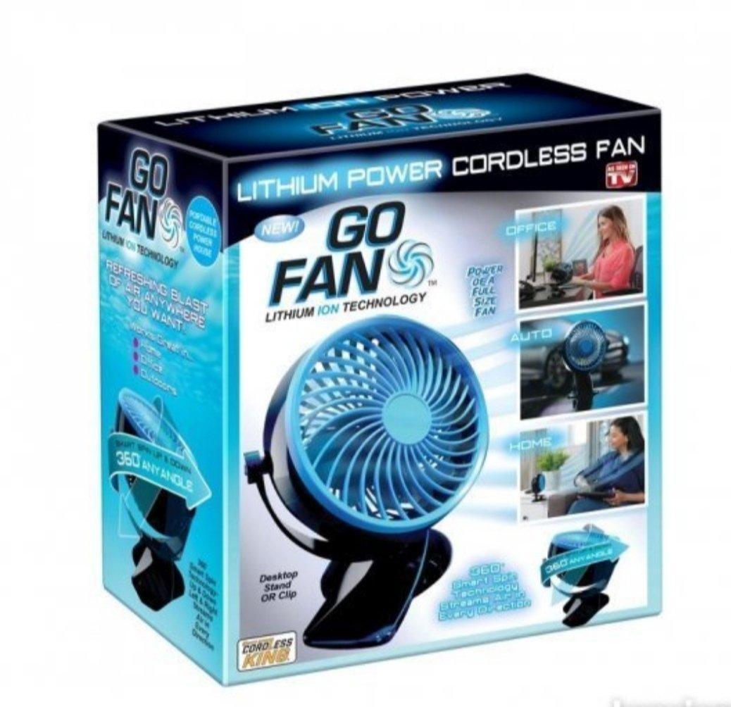Prikazan je kompaktan Go Fan ventilator sa štipaljkom za postavljanje na površinu.