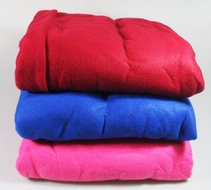 Prikaz Snuggie proizvoda u obliku ćebeta sa rukavima.