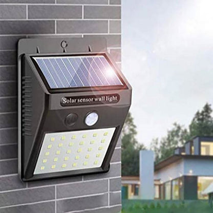 LED reflektor koji se puni sunčevom svetlošću.