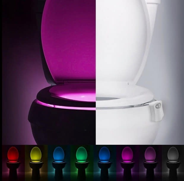 Osvetljenje WC šolje pomoću LED lampe na baterije.