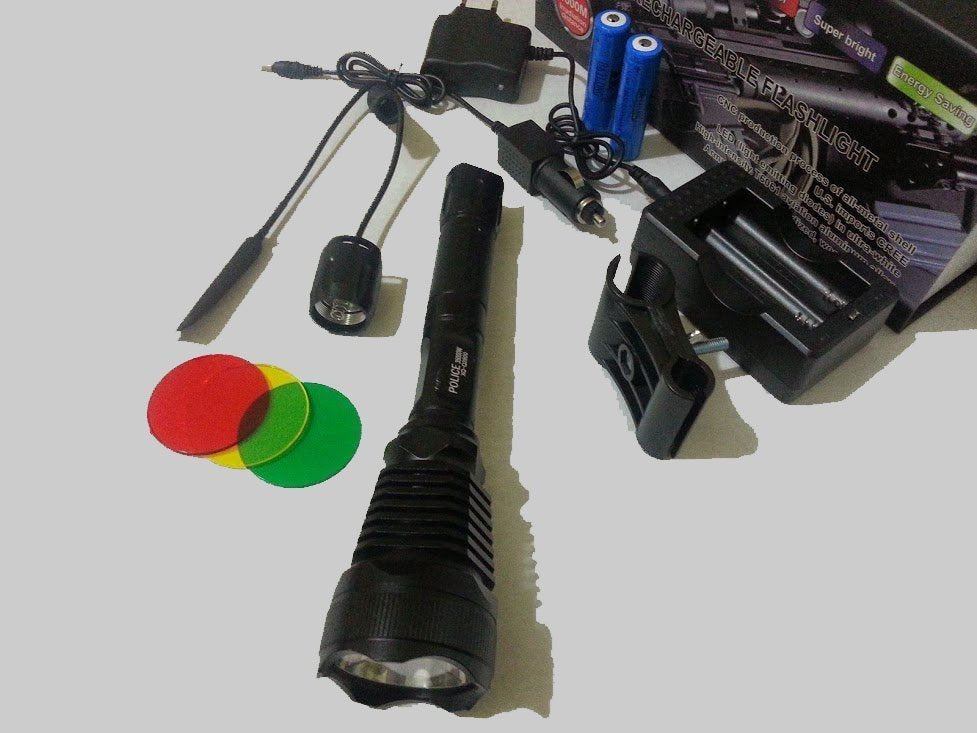 Police lampa XML-T6 namenjena je upotrebi u noćnom lovu.