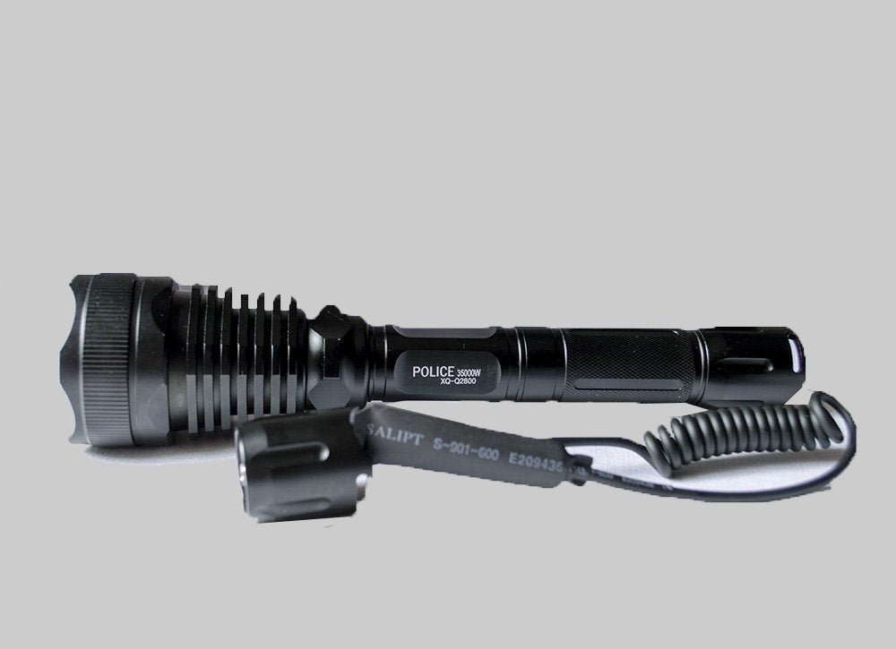 Police lampa XML-T6 ima jedan režim rada i usmeren snop svetlosti.