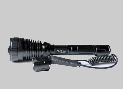 Police lampa XML-T6 ima jedan režim rada i usmeren snop svetlosti.