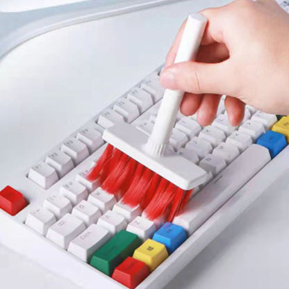 Najlonska četkica iz kompleta namenjena je čišćenju tastature.