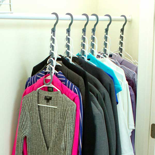 Set od osam držača namenjen je organizovanju garderobe.