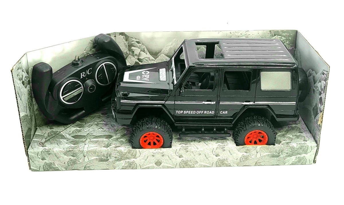 Terenski R/C automobil prikazan kao vozilo za dečju igru.