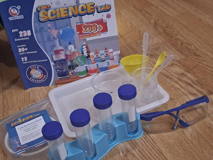 Mala kućna laboratorija namenjena učenju kroz praktične oglede.