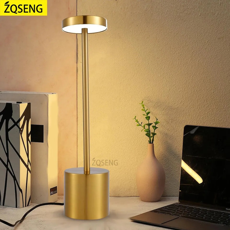 Srebrna LED lampa namenjena je postavljanju na sto.