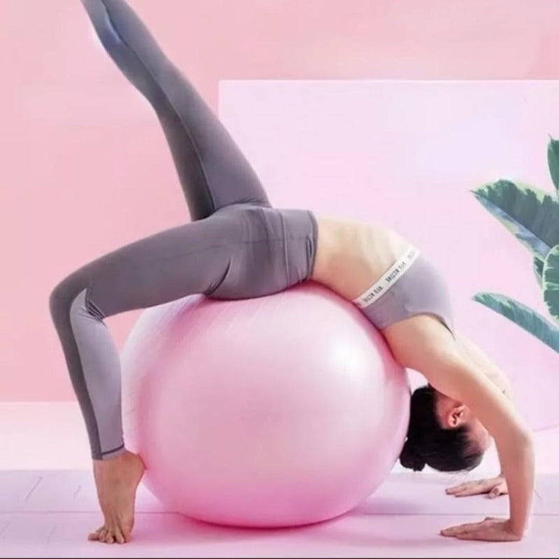 Lopta za vežbanje prikazana je kao rekvizit za pilates.