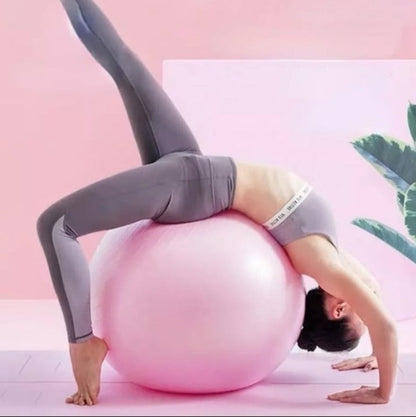Lopta za vežbanje prikazana je kao rekvizit za pilates.