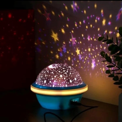 Prikazana je noćna LED lampa dostupna u roze i zelenoj boji.