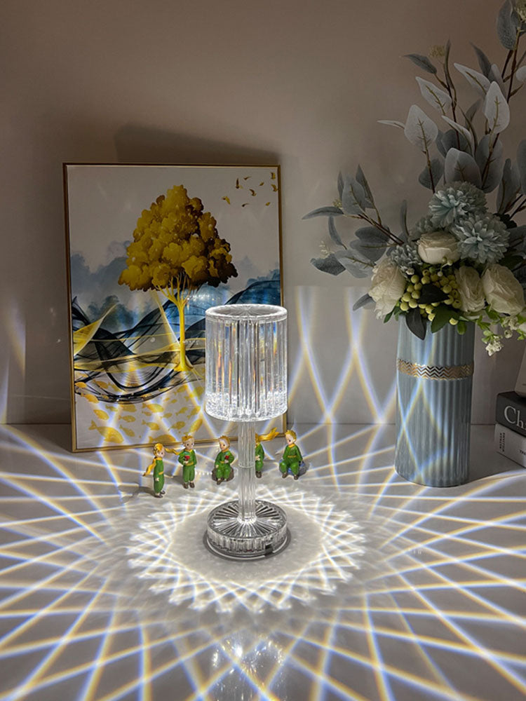 Kristalna lampa valjkastog oblika prikazana kao stona rasveta za dom.