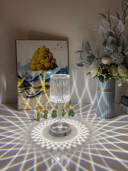 Kristalna lampa valjkastog oblika prikazana kao stona rasveta za dom.